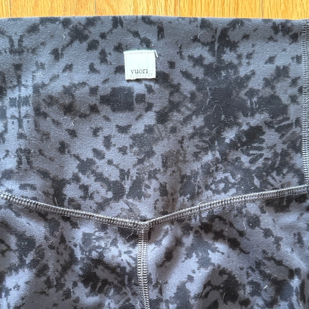 Vuori sz M Charcoal Shibori studio printed Black Patterned Leggings good cond - Picture 4 of 6